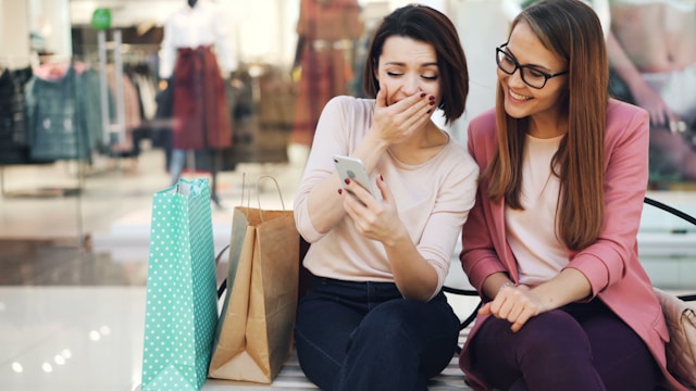 Personas usando móvil